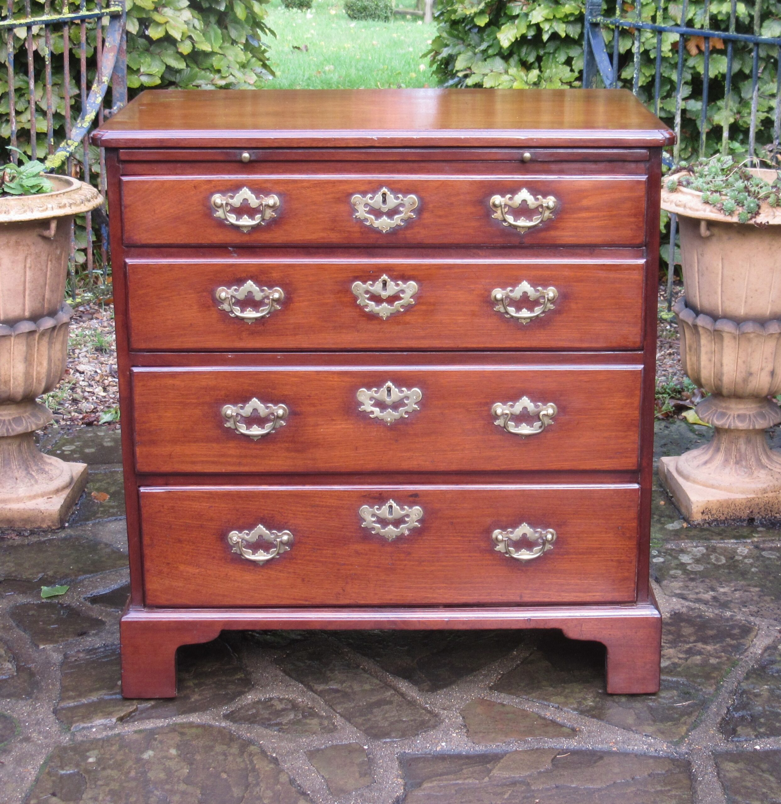 Small mahogany chest discount of drawers